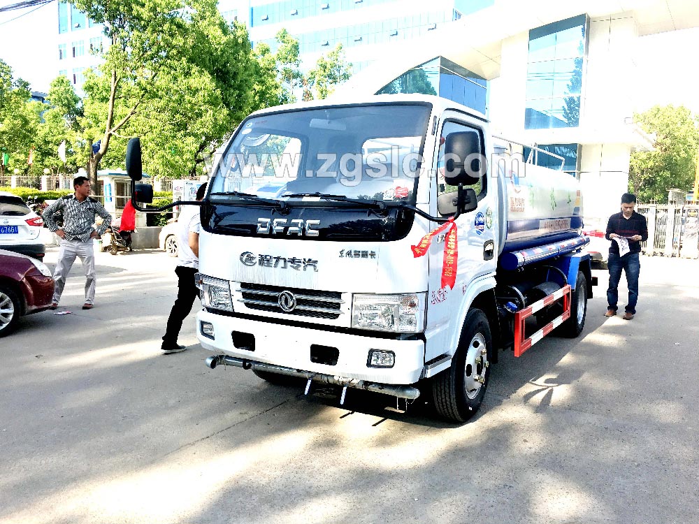 到湖北程力集團訂購灑水車，現(xiàn)貨供應隨時出發(fā)
