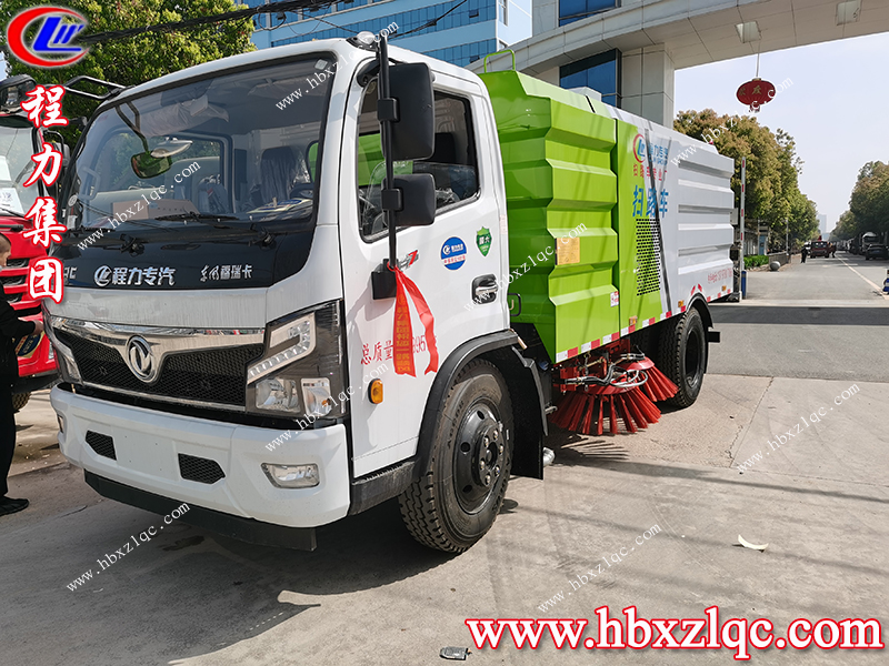程力集團(tuán)東風(fēng)福瑞卡掃路車(chē)，北京客戶(hù)到廠(chǎng)自提車(chē)并學(xué)習(xí)操作方法