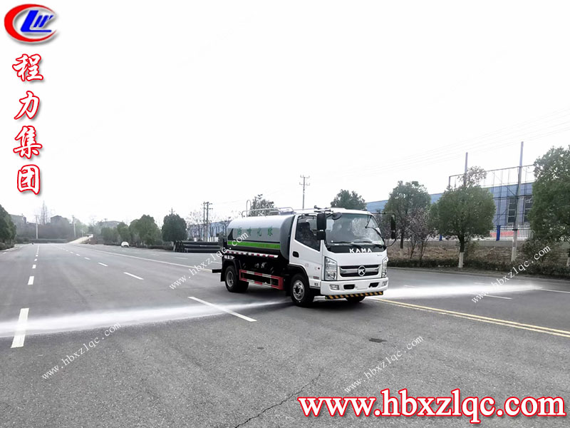 清明煙雨細(xì)——湖北程力凱馬6方灑水車風(fēng)雨不誤，在線試車。
